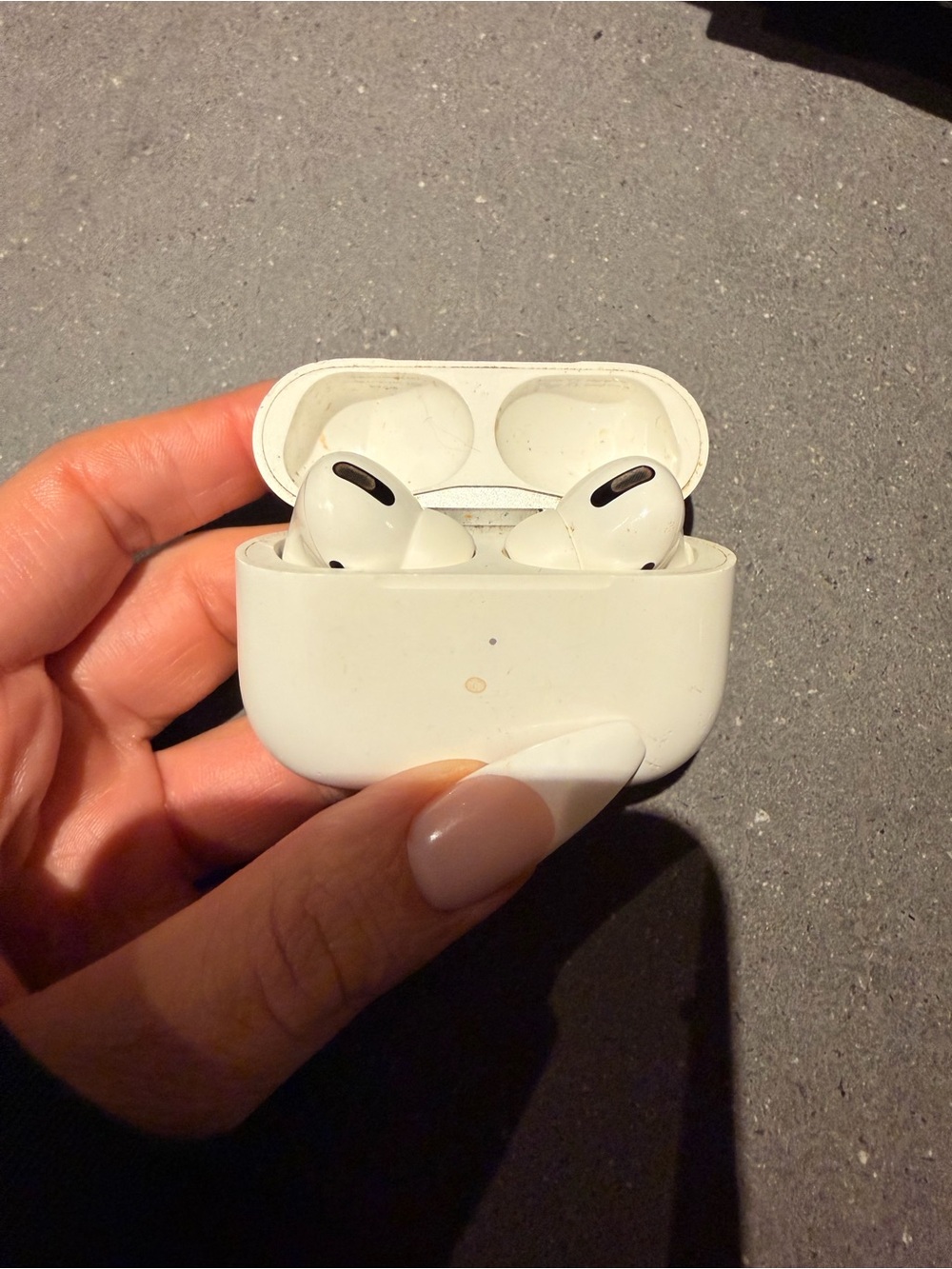 Apple AirPods Pro Earbuds and Charging Case - White 3rd generation case not work